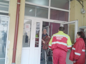 Pompierii au intervenit pe strada Griviţei: un bărbat de 250 de kilograme, transportat la spital!